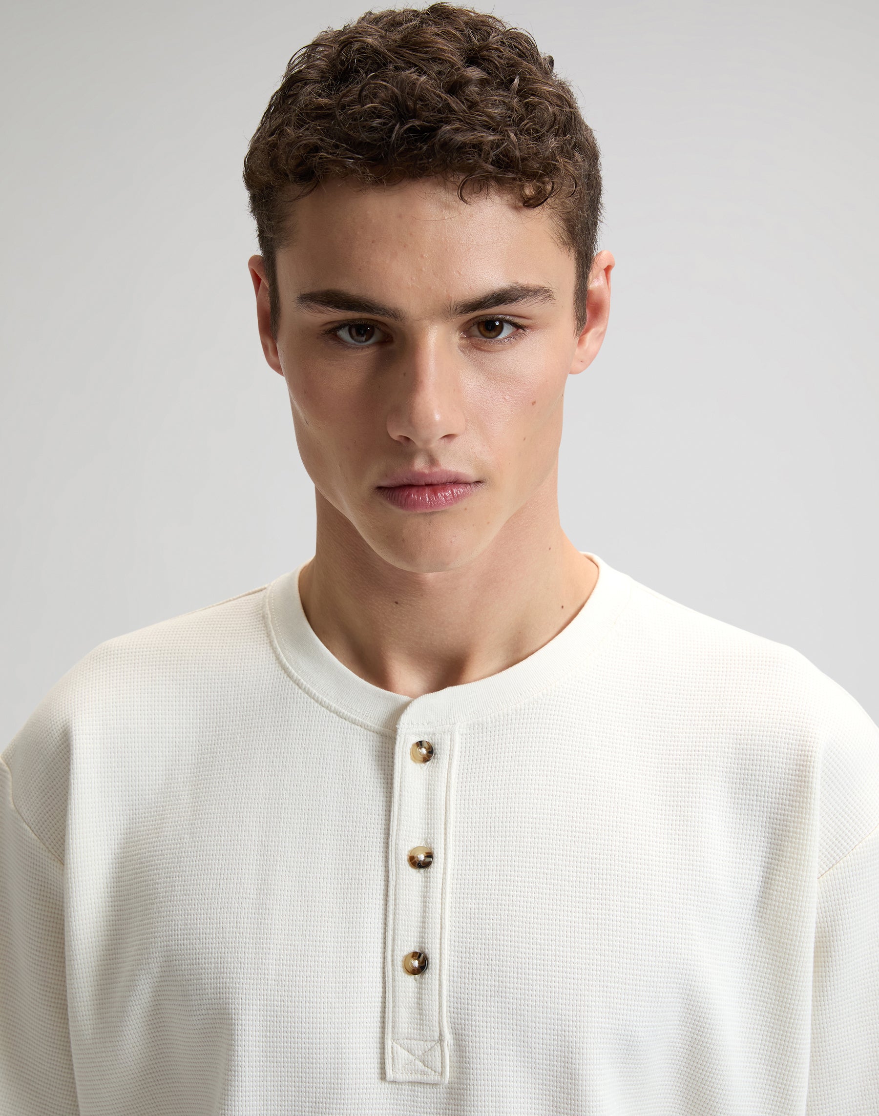 Henley in Natural T-Shirts Lee