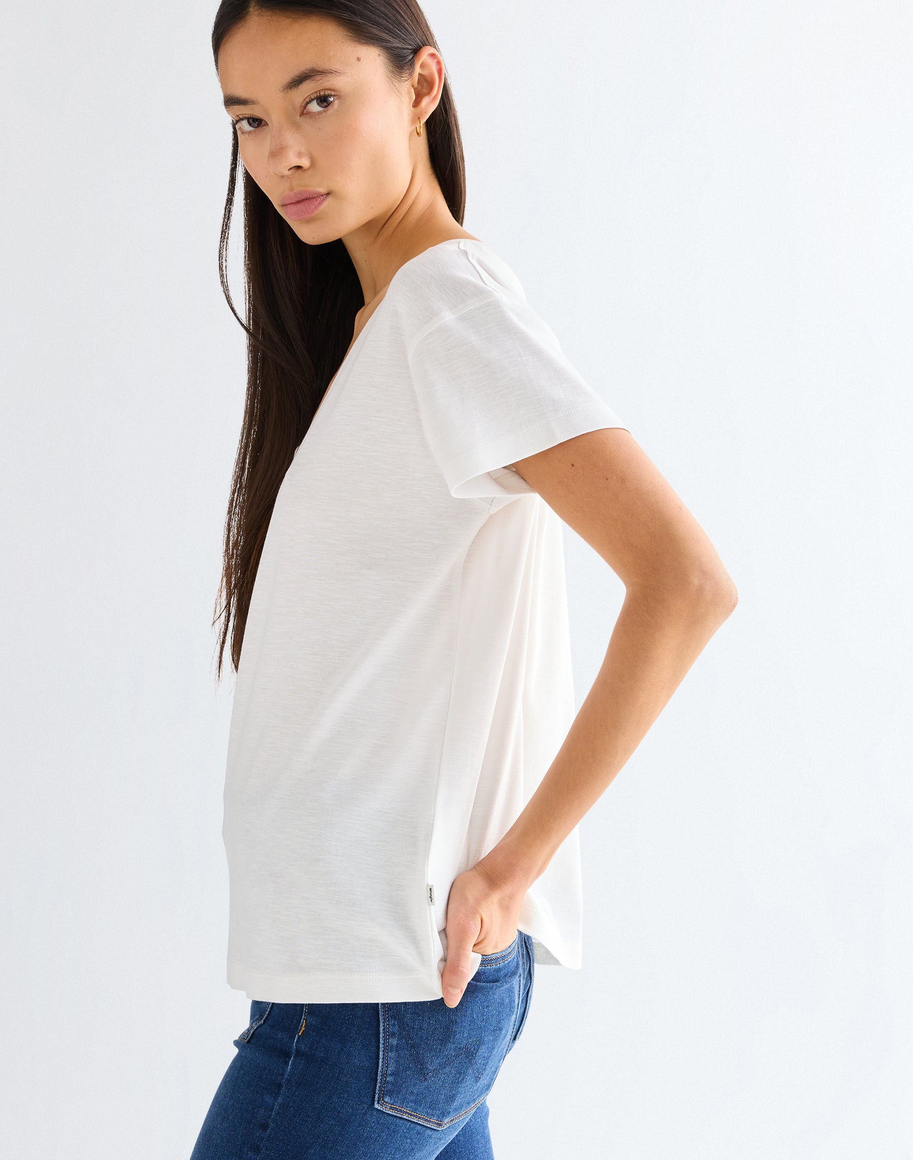 Easy V Neck in Bright White T-Shirts Wrangler