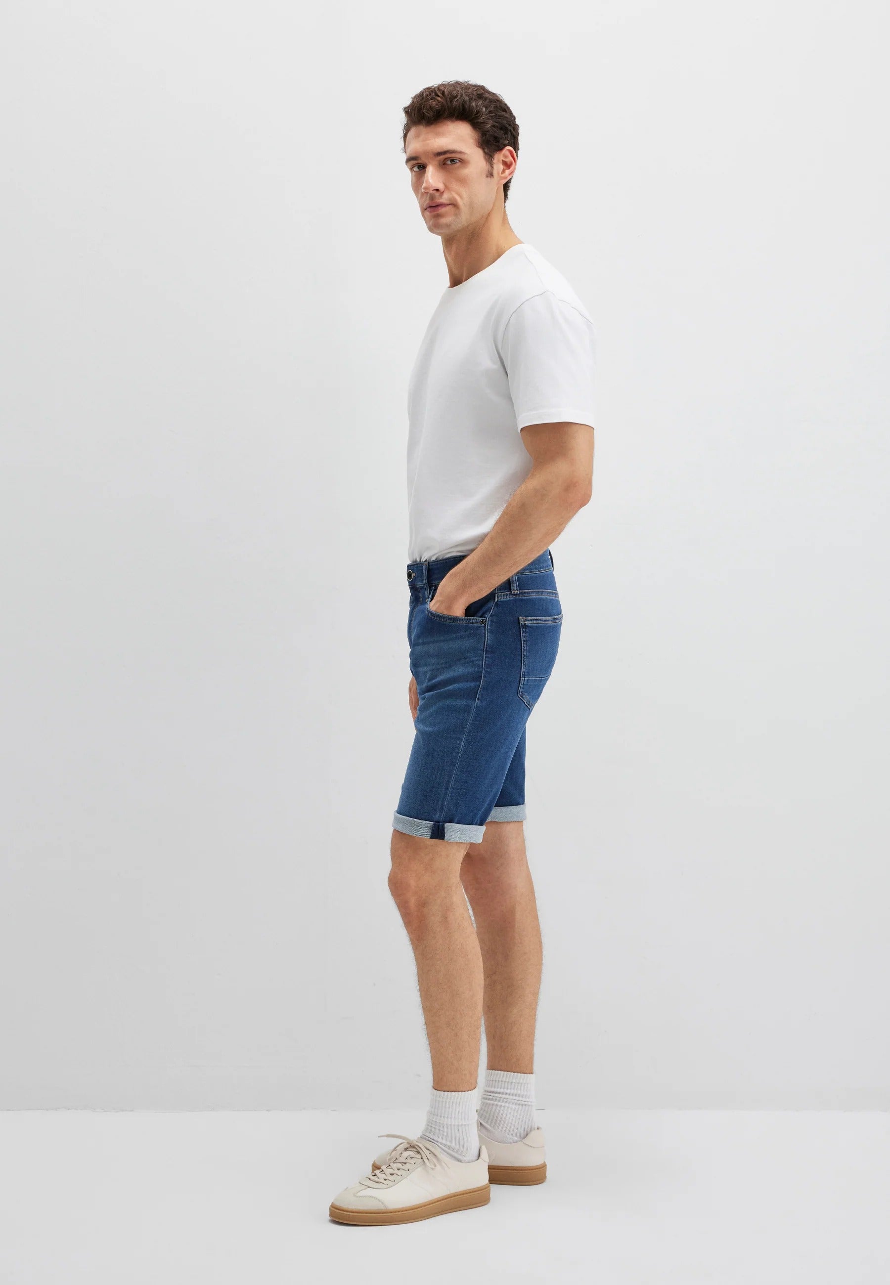 Tim in Dark Blue Sporty Jeansshorts Mavi