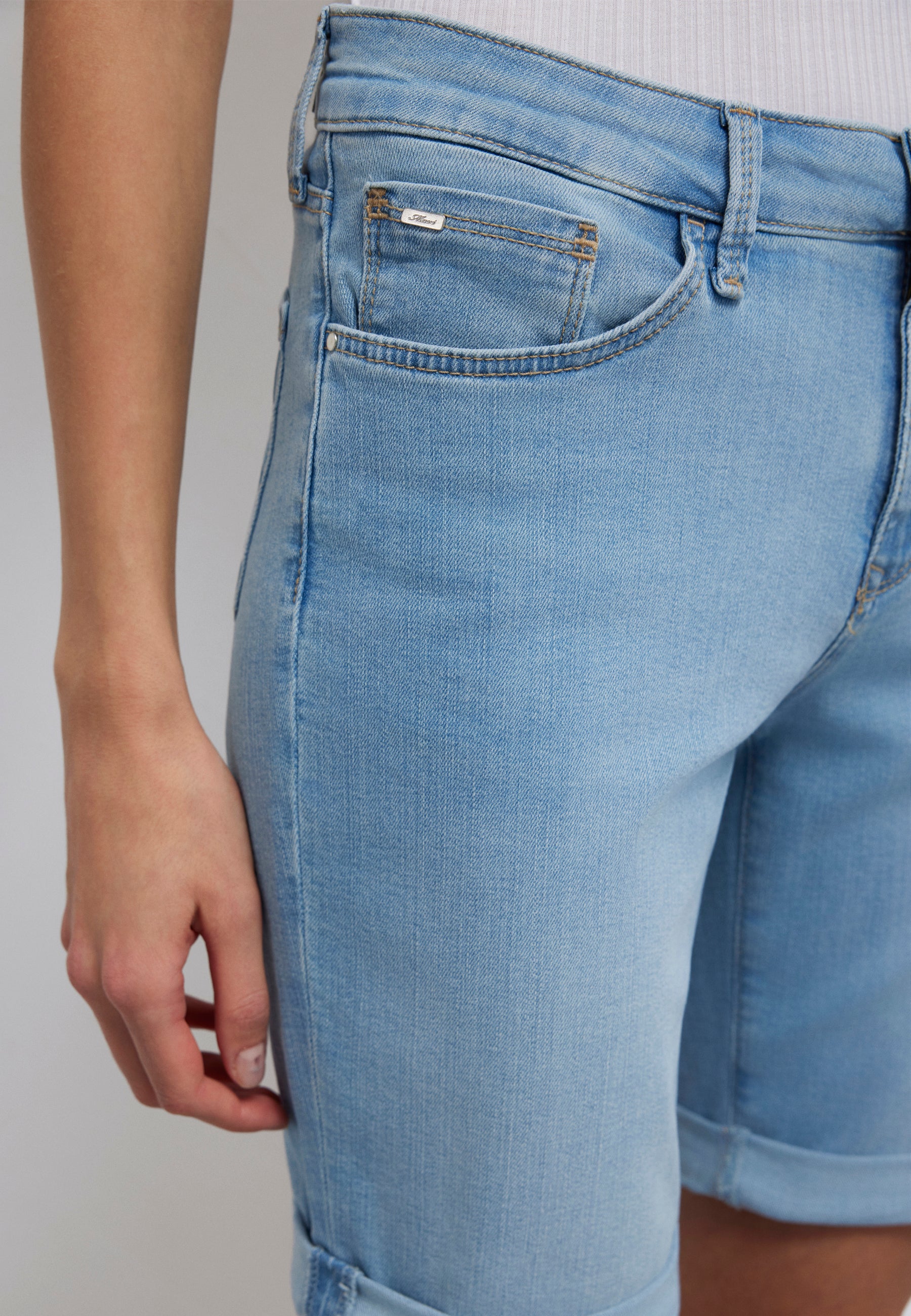 Alexis in Lt Blue Gold Jeansshorts Mavi