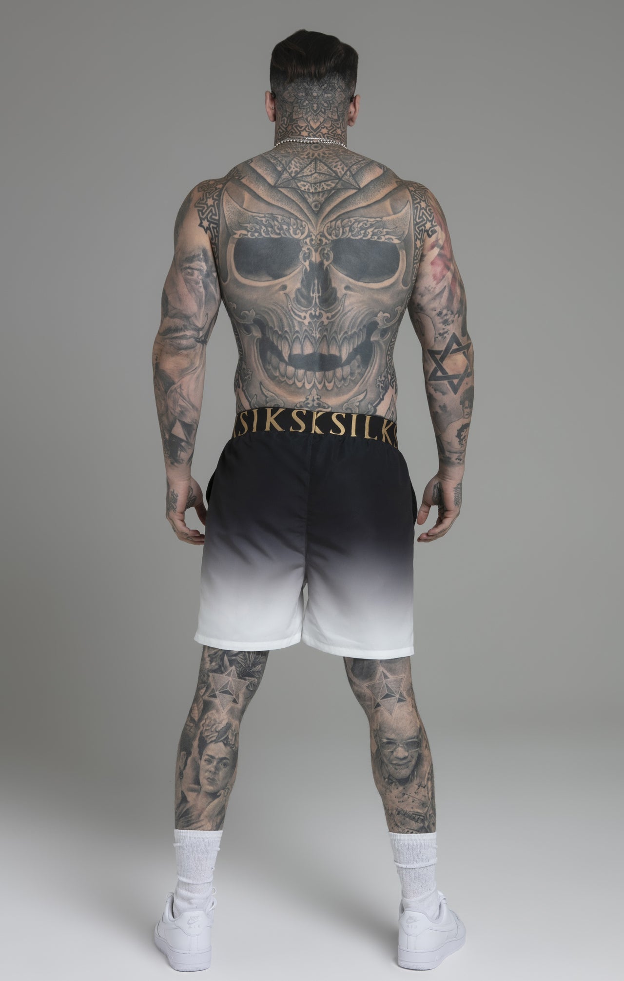 Fade Swim Shorts in Black, White Badehosen SikSilk