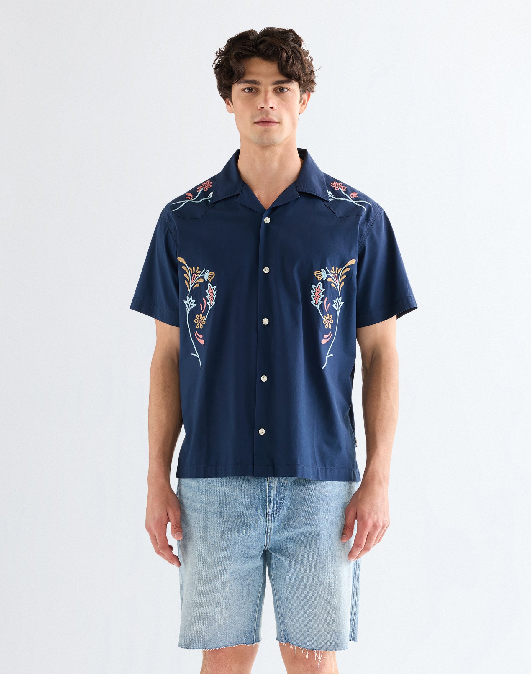 Shortsleeve W Resort Shirt in Navy Floral Hemden Wrangler