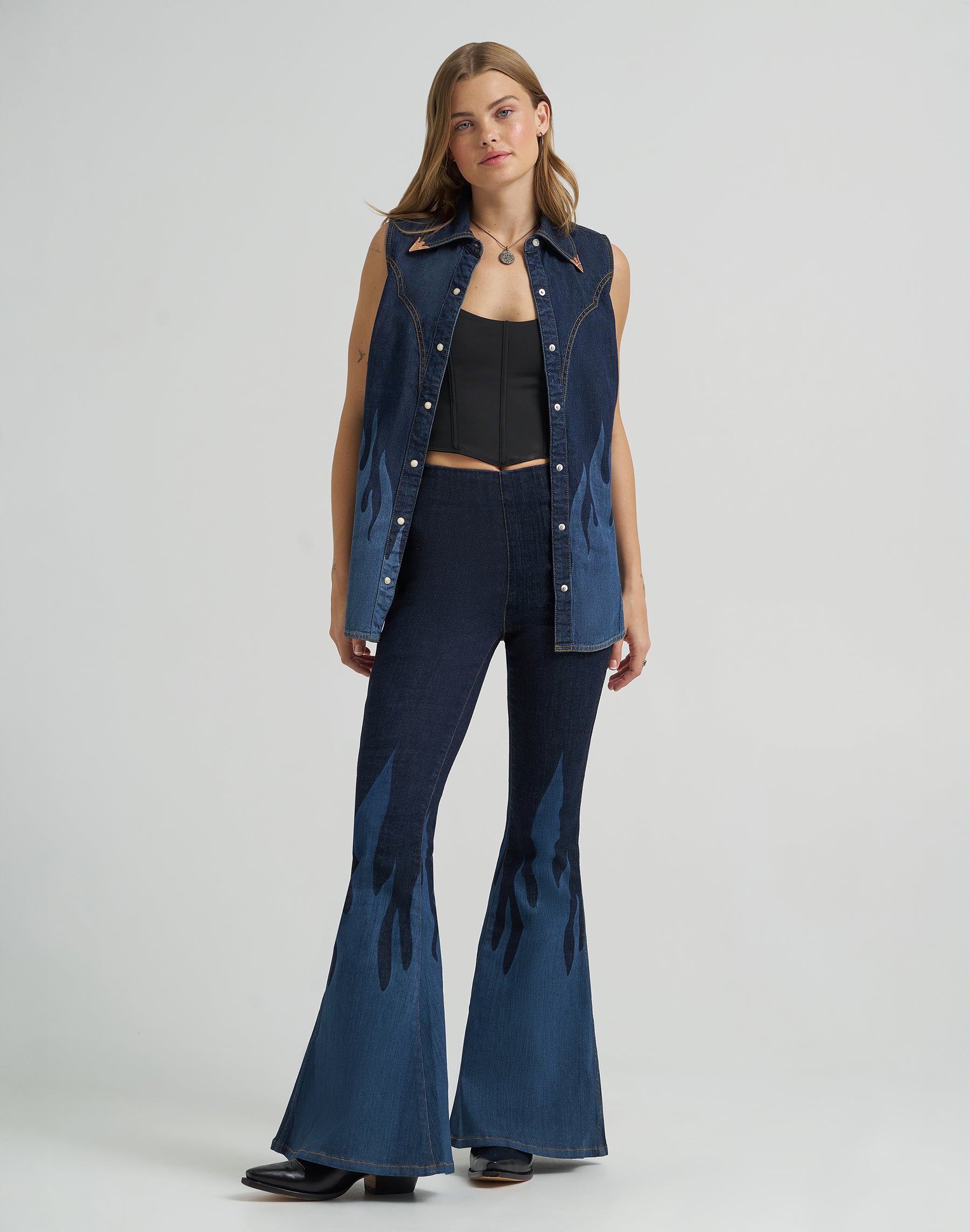 Flame Pull On Flare in Rinse Jeans Wrangler