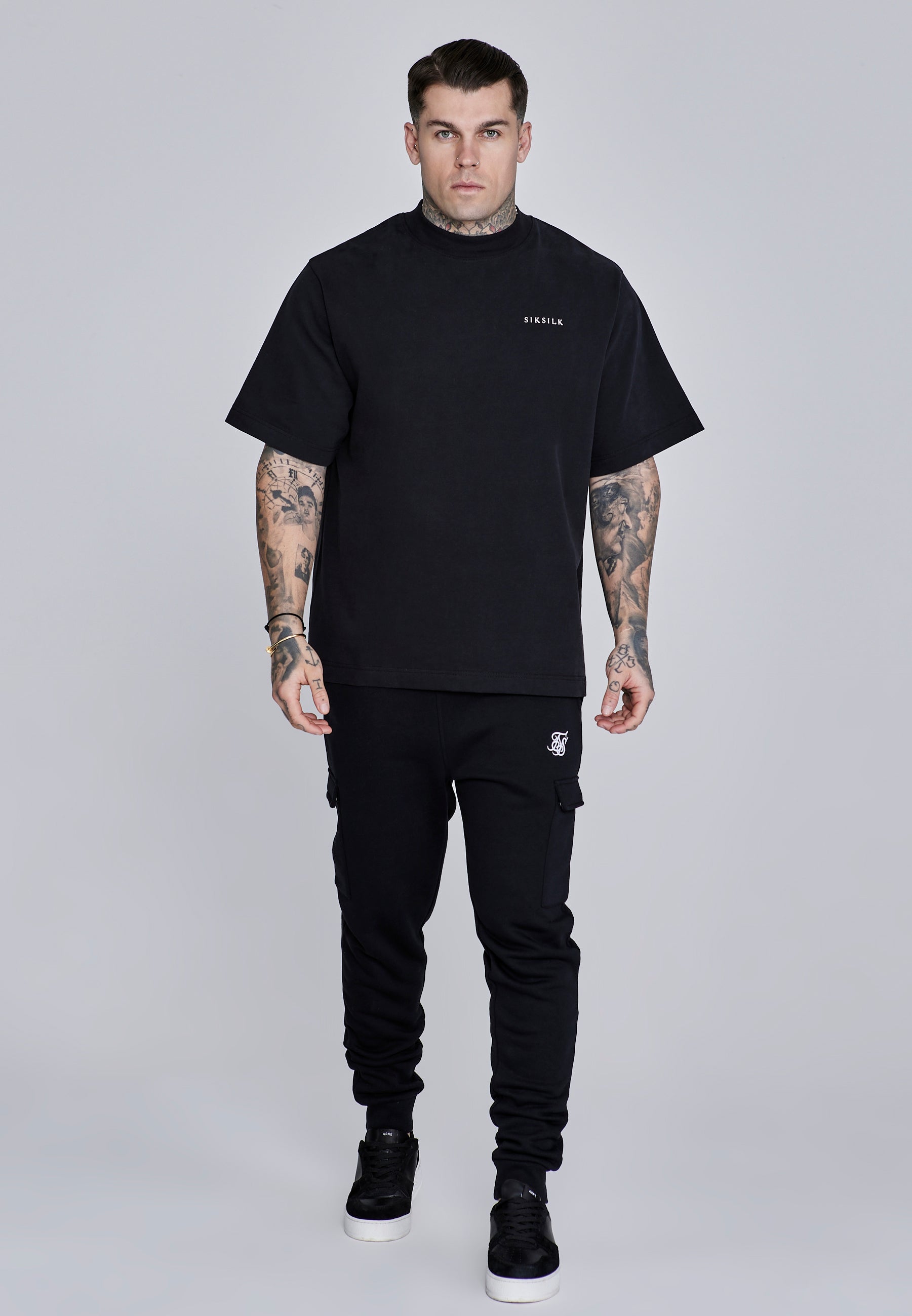 Essentials Cargo Joggers in Black Hosen SikSilk